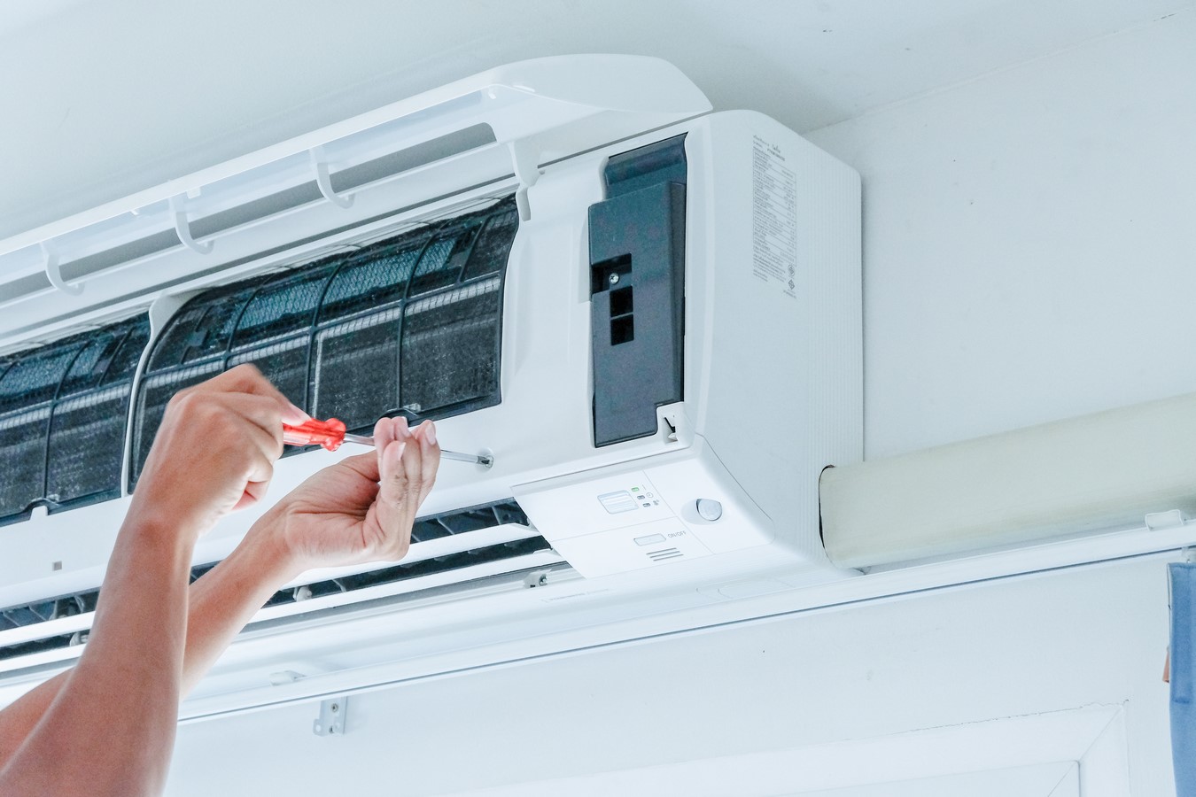 Technicien installant une climatisation